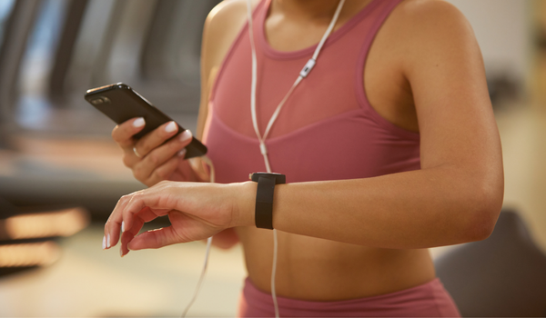 Athletic cardio equipment integrated with smart console technology and wearable device tracking